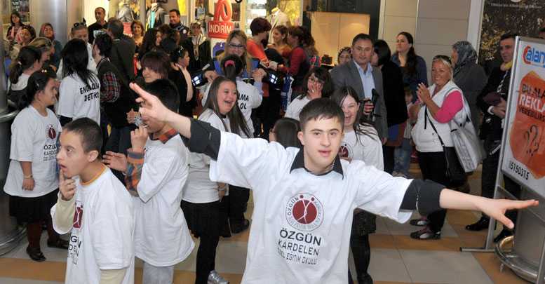 Down Sendromlu öğrencilerden 'Gangnam Style' dansı