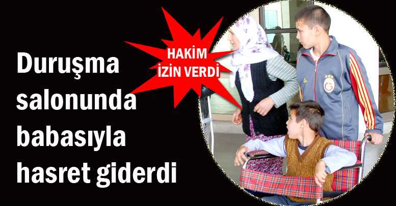 Duruşma salonunda babasıyla hasret giderdi
