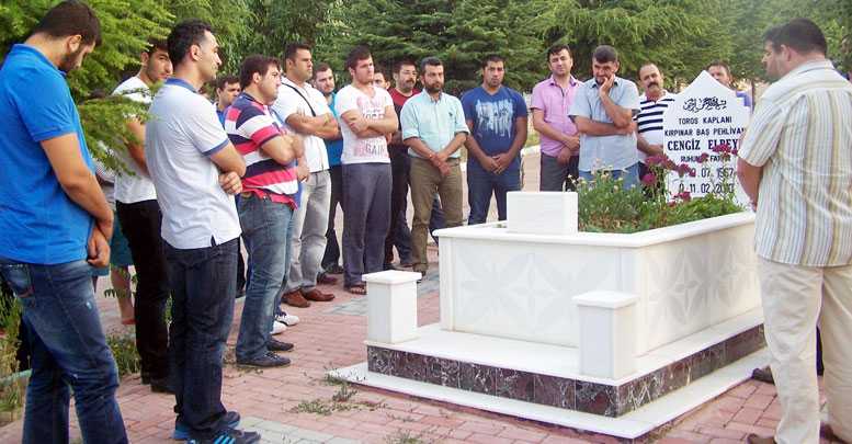 Elbeye mezarı başında anıldı