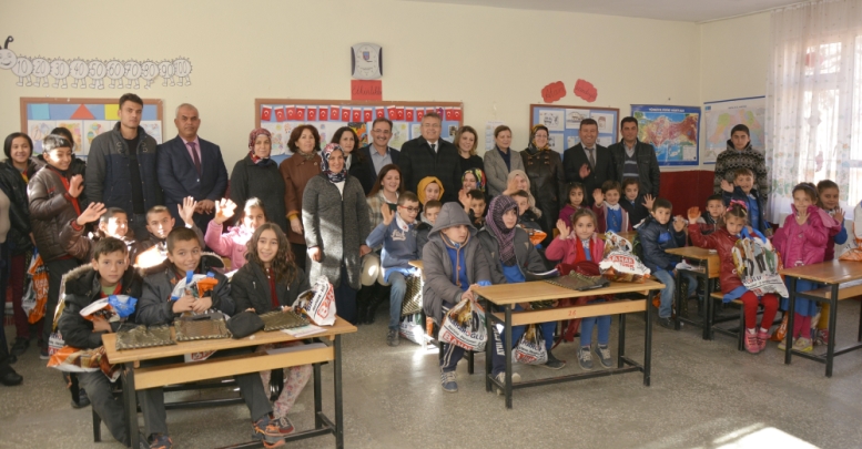 Elmalılı Öğrencilere Kışlık Giyim Yardımı