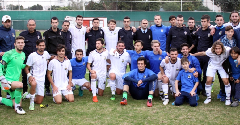 Genç futbolculardan anlamlı fotoğraf