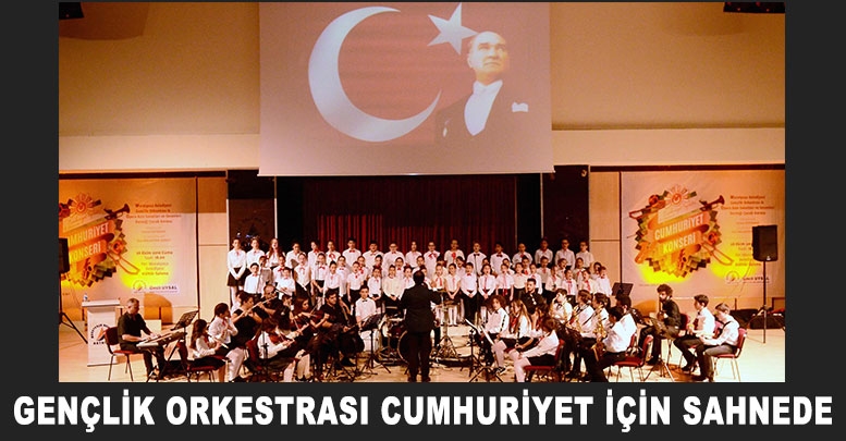Gençlik orkestrası Cumhuriyet için sahnede