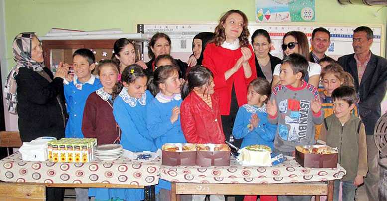 Gönüllülerden öğrencilere ve yaşlılara hediye