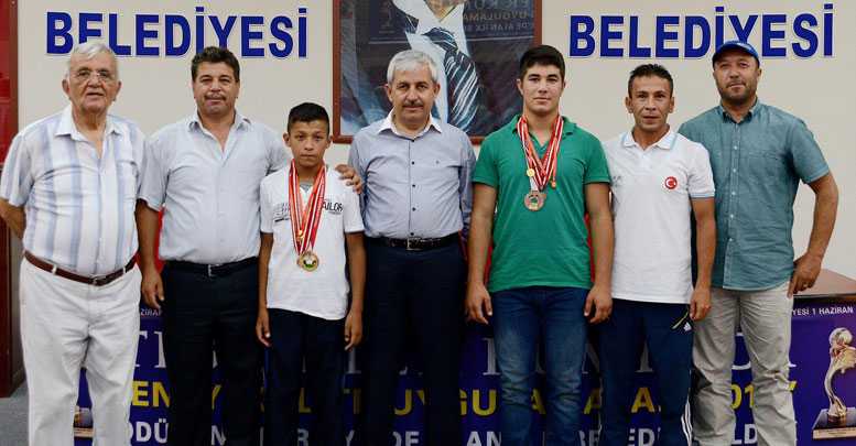 Güreşçilere tam altın