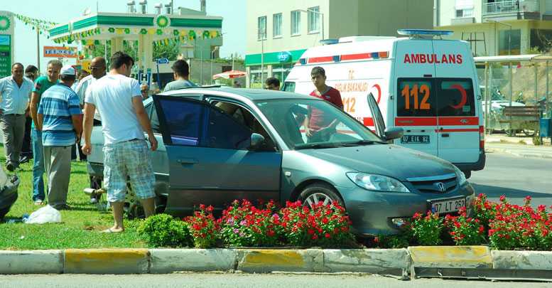 Hasta götürürken otomobille çarpıştı
