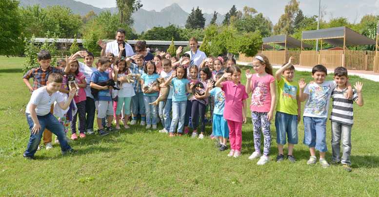 Hayvan dostu minik öğrenciler