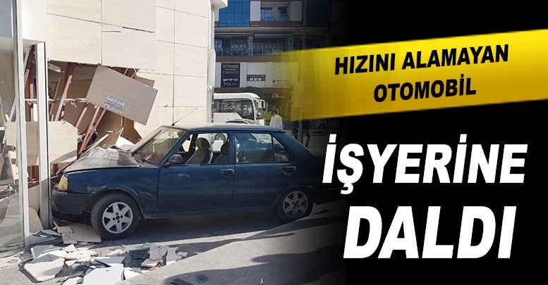 Hızını alamayan otomobil iş yerine daldı