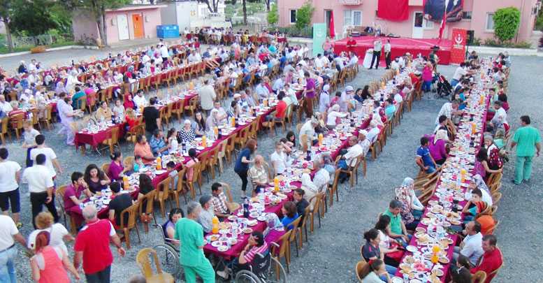 İftar sofrasına güllü karşılama