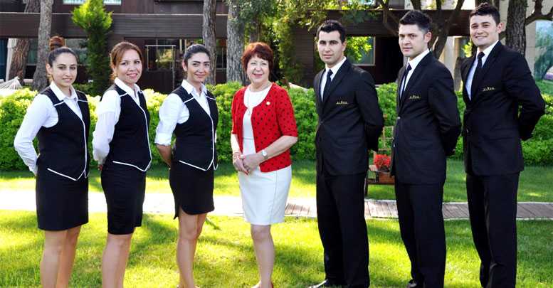 İlk kadın ‘butler’dan Kemer'de eğitim