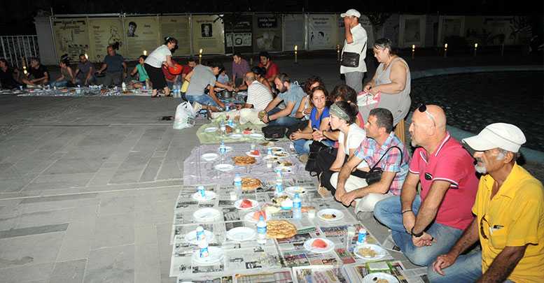 İşten atılan işçiler Büyükşehir önünde iftarlı eylem yaptı