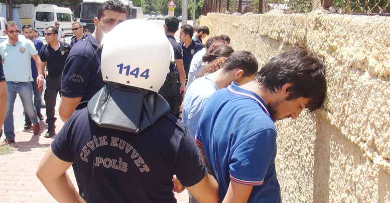 İzinsiz eyleme gözaltı