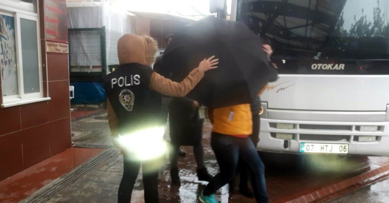 Kaçak çalışanlara polis baskını