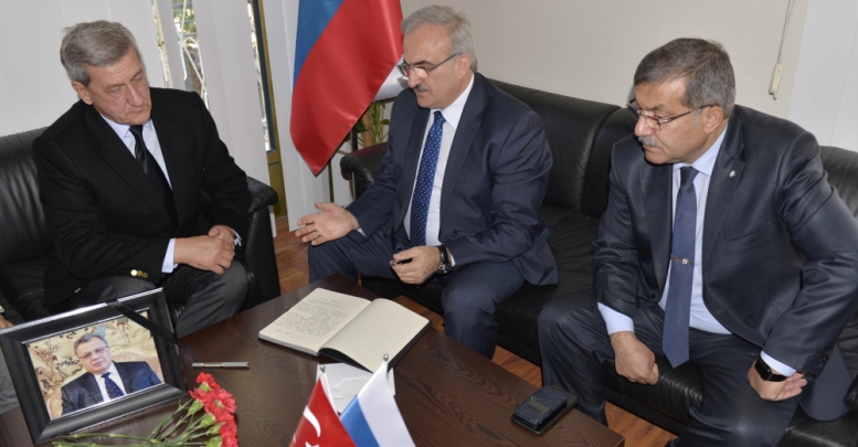 Karanfilli taziye ziyareti