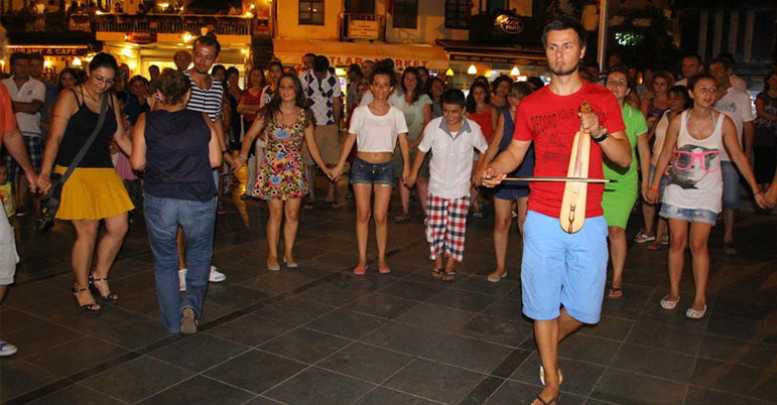 Kaş’ta horon çektiler