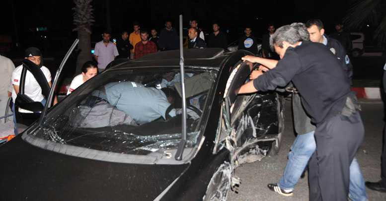Kaza yapan avukat araç içinde sıkıştı