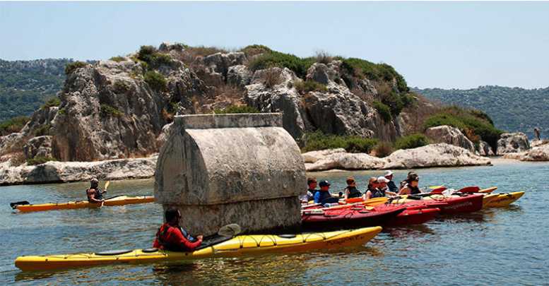 Kekova’da doyumsuz tur