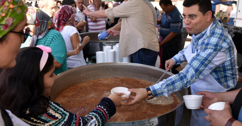 Kepez'de aşure dağıtıldı