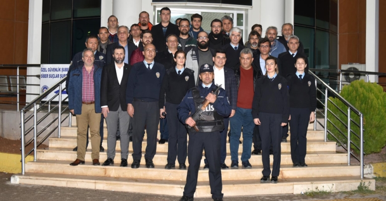 Kepez polisinin yanında