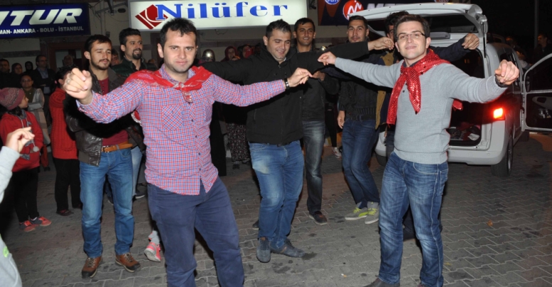 Kınalı Kuzular güle oynaya