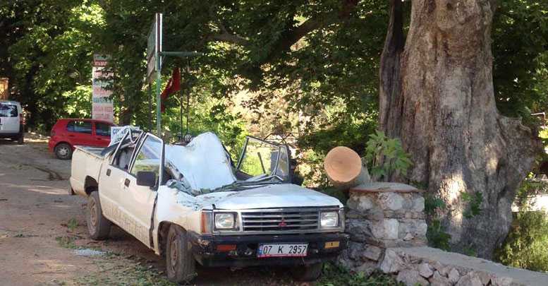 Kırılan dallar hurdaya çevirdi