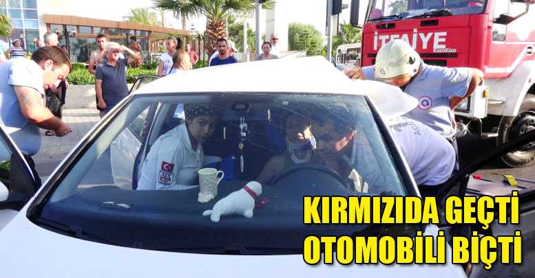 Kırmızıda geçti otomobili biçti