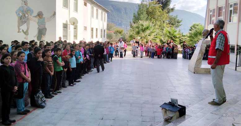Kızılay öğrencileri sevindirdi