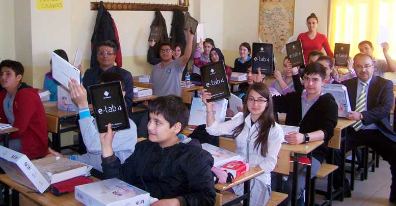 Korkuteli'de öğrencilere tablet verildi