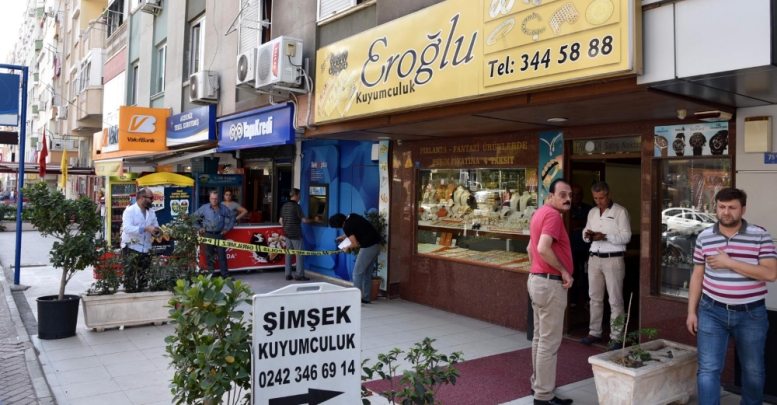 Kuyumcudan 6 bilezik çaldı