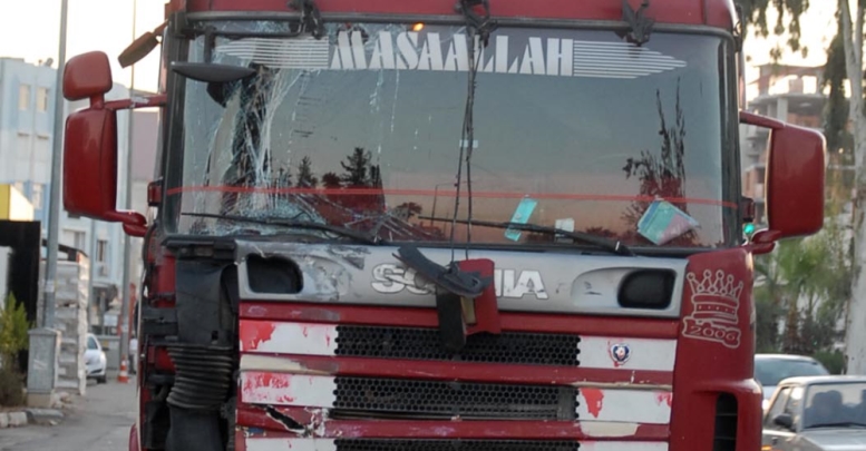 Midibüs TIR'la çarpıştı
