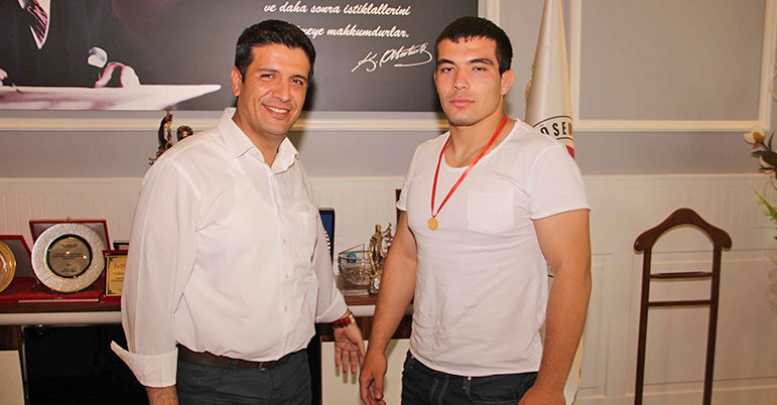 Milli güreşçiye Genç’ten altın