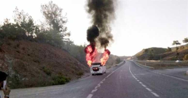 Minibüs Yolda Alev Alev Yandı
