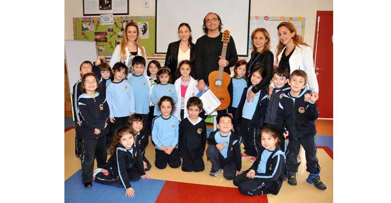 Miniklere gitar dinletisi