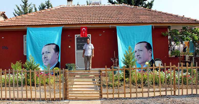Minnetini poster asarak sergiledi