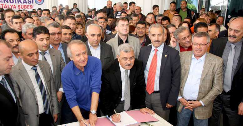 Muratpaşa işçilerle sözleşmeyi yeniledi
