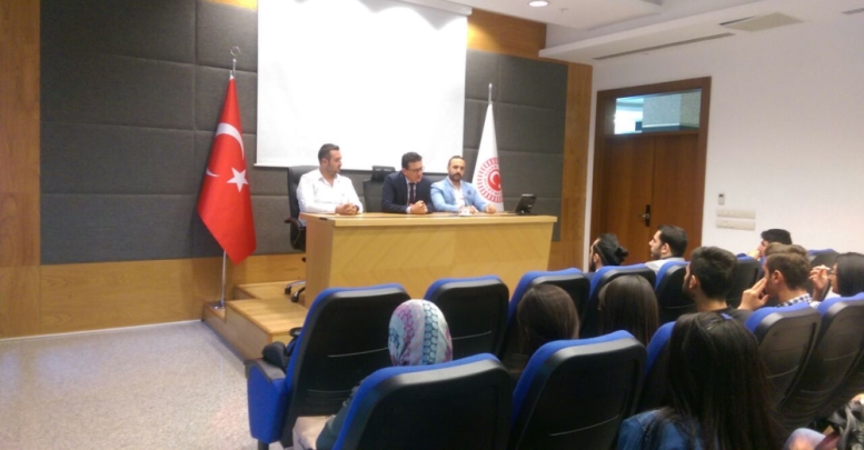 Öğrenciler başkanlığı inceliyor