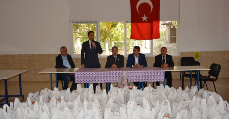 Öğrencilere ayakkabı yardımı