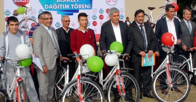 Öğrencilere bisiklet dağıtıldı
