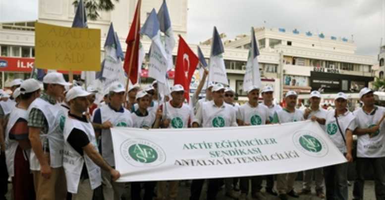 Öğretmenler derse siyah kurdeleyle girecek