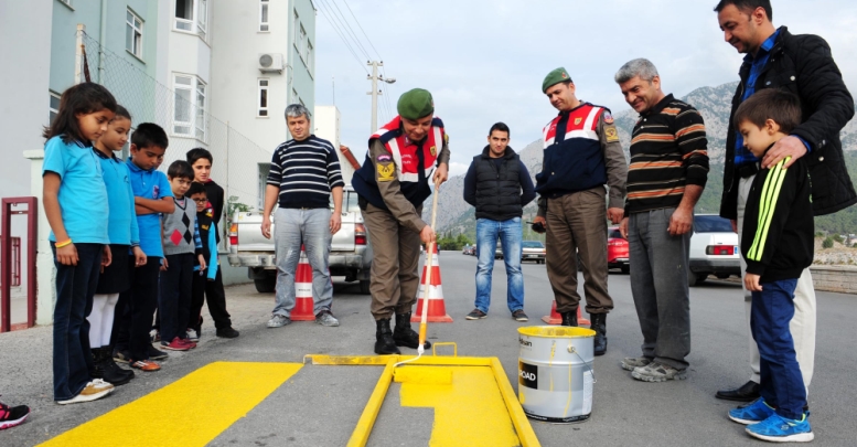 Okul önlerine yaya geçidi