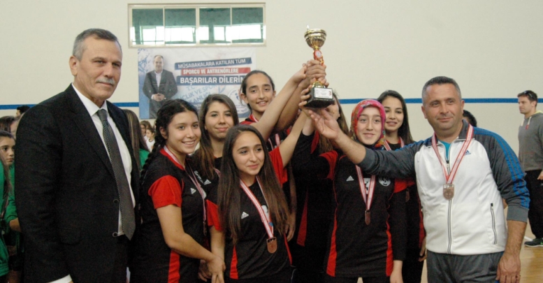 Okul sporlarında ödül coşkusu