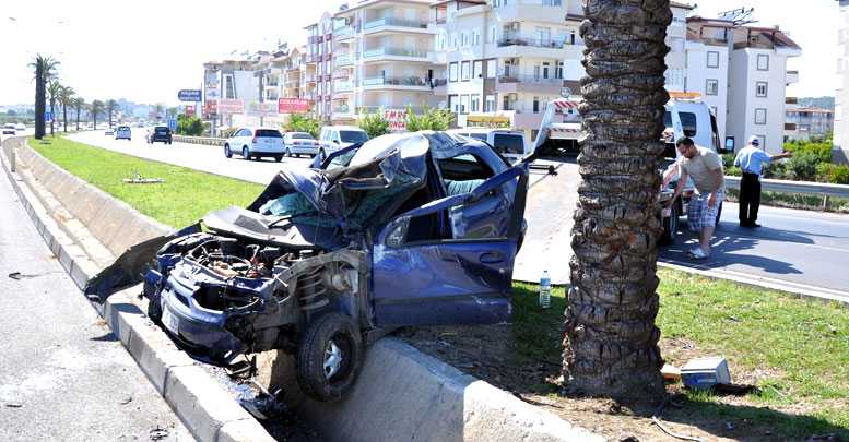 Otomobil direğe çarptı : 3 yaralı