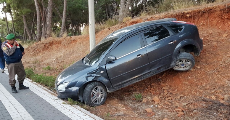 Otomobil kaldırımdaki yayaya çarptı
