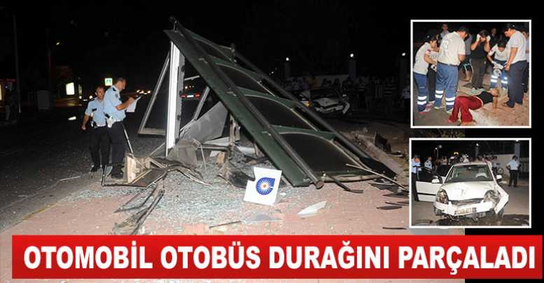 Otomobil otobüs durağını parçaladı