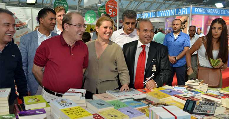 Öztürk kitap fuarını gezdi