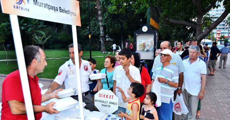 PARKLARA İFTAR STANDI