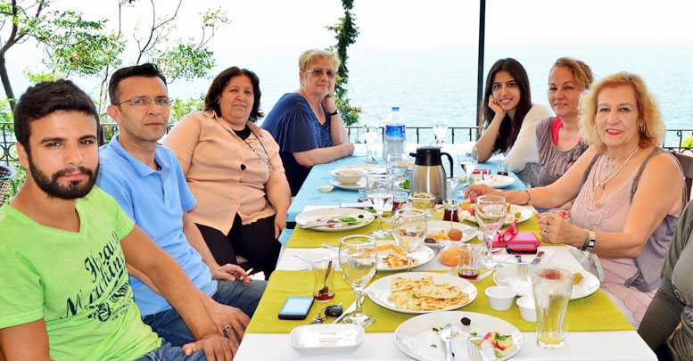 Parkta şarkılı kahvaltı