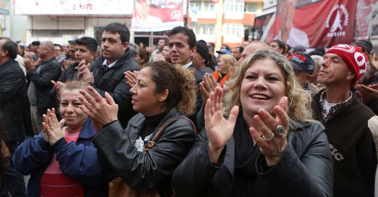Partililer CHP İl binasını işgal etti