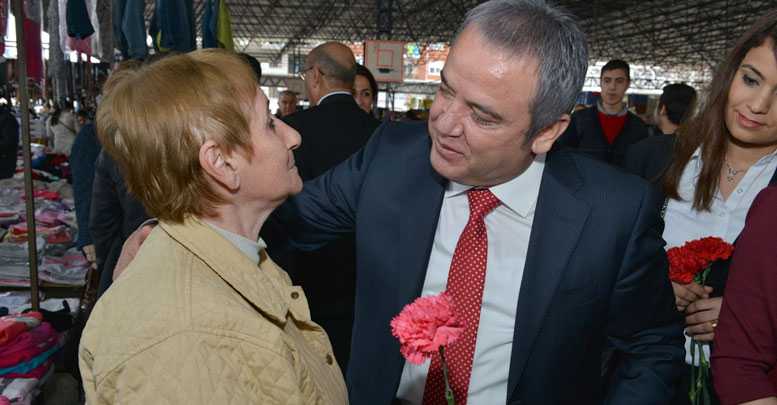 Pazar esnafından Böcek’e büyük ilgi