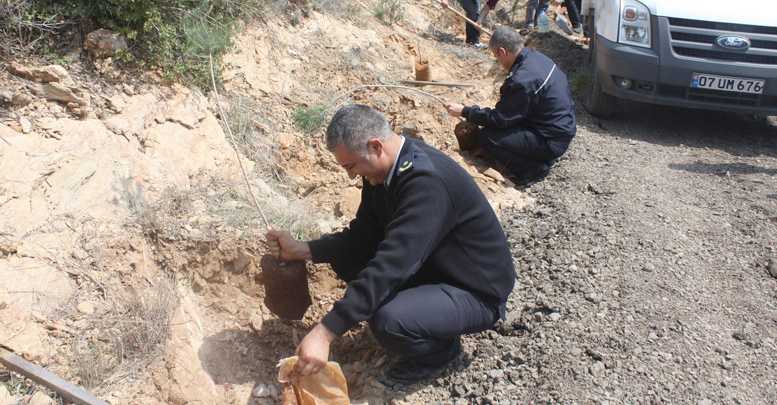 Polis ve öğrenciler birlikte fidan dikti