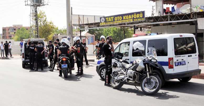 Polisi taşladılar